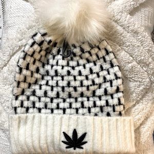 NWT Akira Mary Jane Pom Beanie